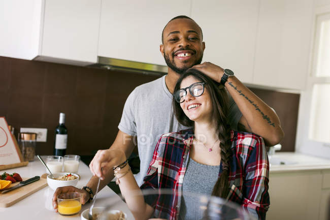 Ritratto di giovane coppia sorridente in cucina — Foto stock