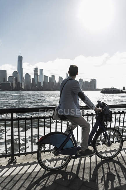 Людина на велосипеді в Нью-Джерсі набережній з видом на Манхеттен, США — стокове фото