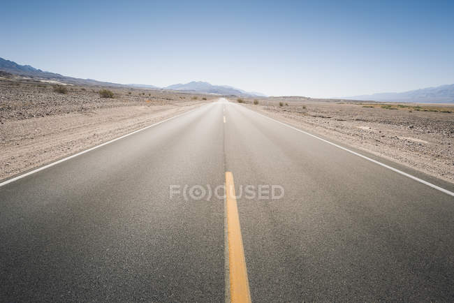 Vista da estrada vazia durante o dia — Fotografia de Stock
