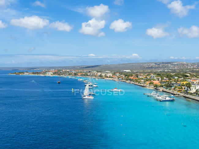 Vista della città costiera contro acque azzurre chiare durante il giorno — Foto stock