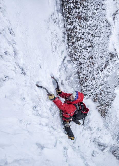 Scozia, Anoach Mor, Uomo arrampicata su ghiaccio in inverno — Foto stock