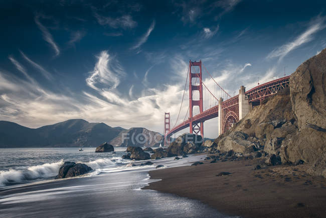 EUA, Califórnia, São Francisco, praia e Golden Gate Bridge — Fotografia de Stock