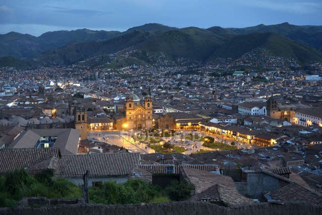 Peru, Cusco, paisagem urbana aérea com vista para a igreja jesuíta à noite — Fotografia de Stock