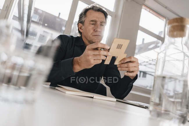 Homme d'affaires regardant le modèle dans le bureau — Photo de stock