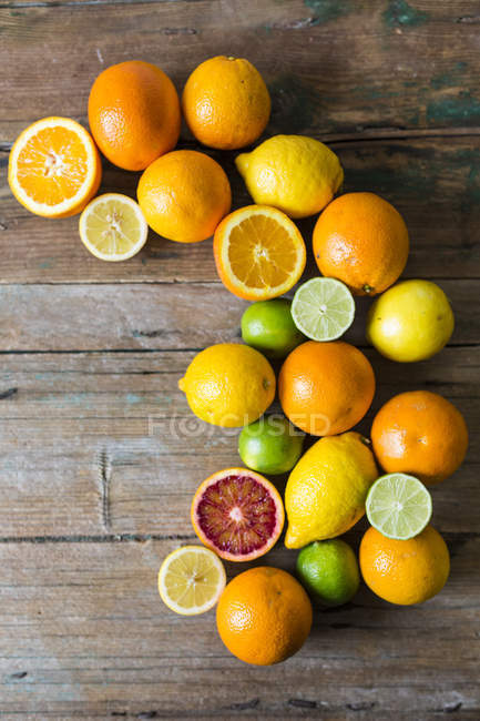 Closeup view of whole and cut citrus fruits — Stock Photo