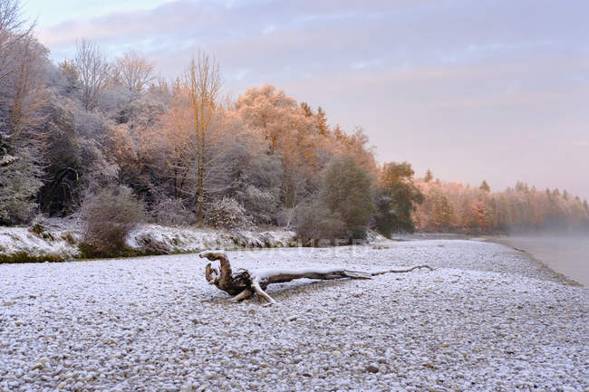 Germany, Bavaria, Geretsried, Isar, snow-capped gravel bank in morning light — Stock Photo
