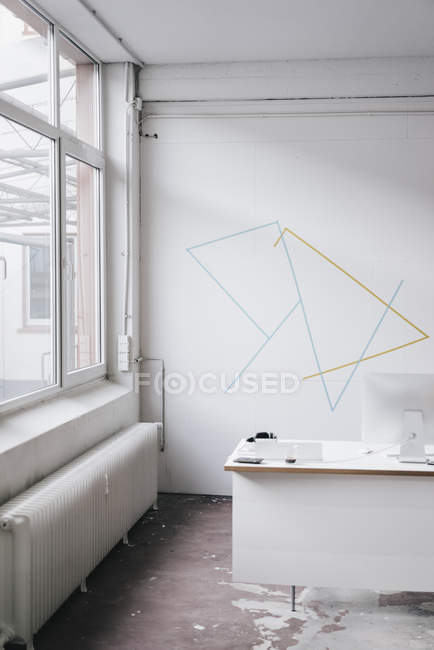 Intérieur du bureau Run down avec des lignes peintes sur le mur — Photo de stock