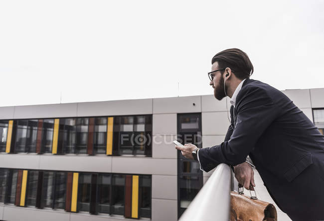 Porträt eines jungen Geschäftsmannes mit Smartphone — Stockfoto