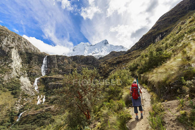 Peru, Andes, Cordillera Blanca, Huascaran National Park, tourist on ...