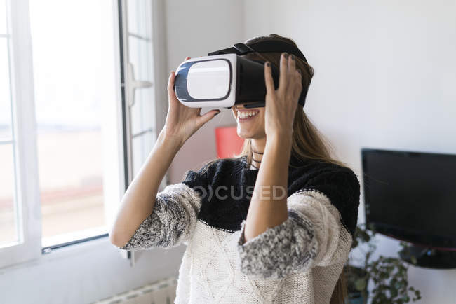 Donna che indossa occhiali VR a casa — Foto stock