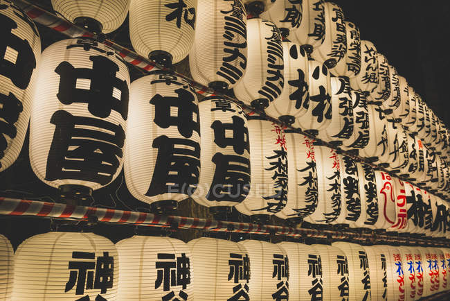 Japão, Tóquio, Asakusa, Lampinhons no santuário de Asakusa — Fotografia de Stock