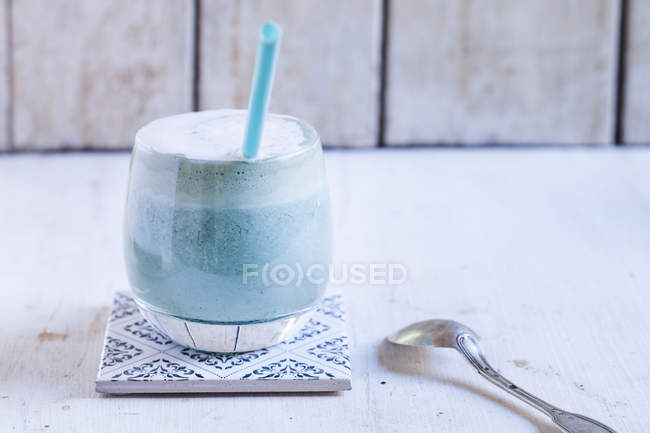 Blue coloured latte with spirulina — Stock Photo