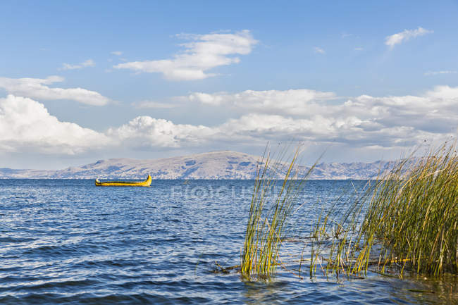 Perù, lago Titicaca, barca di Uros galleggiante in acqua — Foto stock