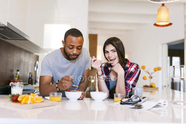 Ritratto di una giovane coppia che mangia in cucina — Foto stock