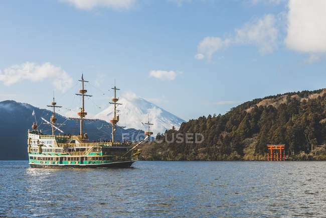 Giappone, Hakone, barca turistica sul lago Ashi con il Monte Fuji sullo sfondo — Foto stock