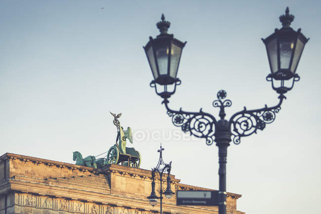 Берлин, Германия, Бранденбургские ворота и фонарный столб на переднем плане — стоковое фото