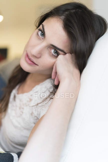 Donna seduta sul divano — Foto stock