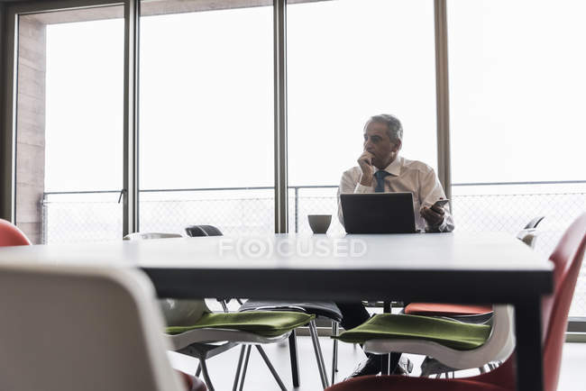Manager mit Laptop im Büro — Stockfoto