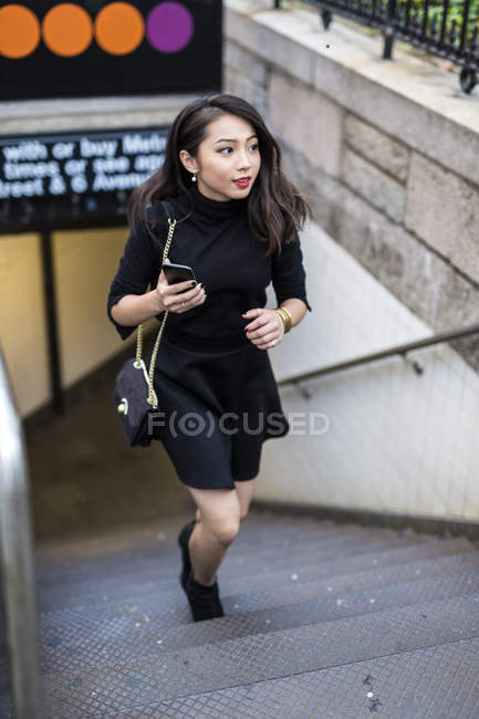 Porträt einer jungen Frau mit Smartphone — Stockfoto