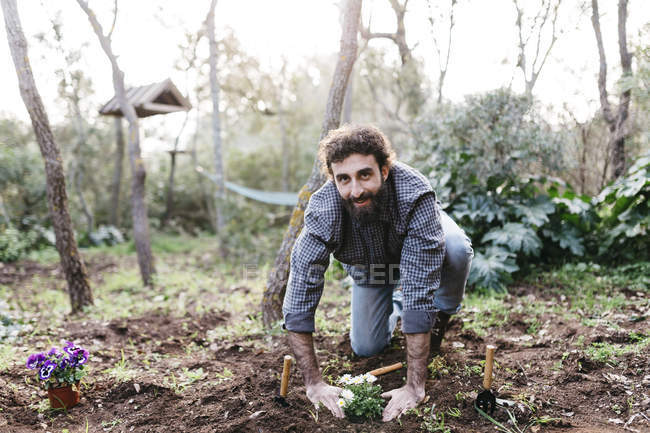Uomo piantare fiori — Foto stock