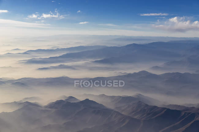 Sud America, Perù, nebbia sulla regione di Cusco, vista aerea della catena montuosa — Foto stock