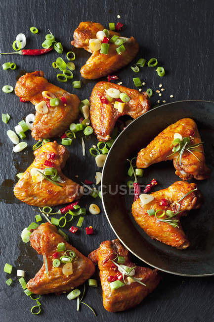 Marinated and grilled chicken wings — Stock Photo