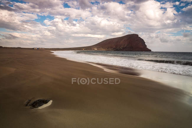 Spagna, Tenerife, spiaggia La Tejita con Montana Roja sullo sfondo al tramonto — Foto stock