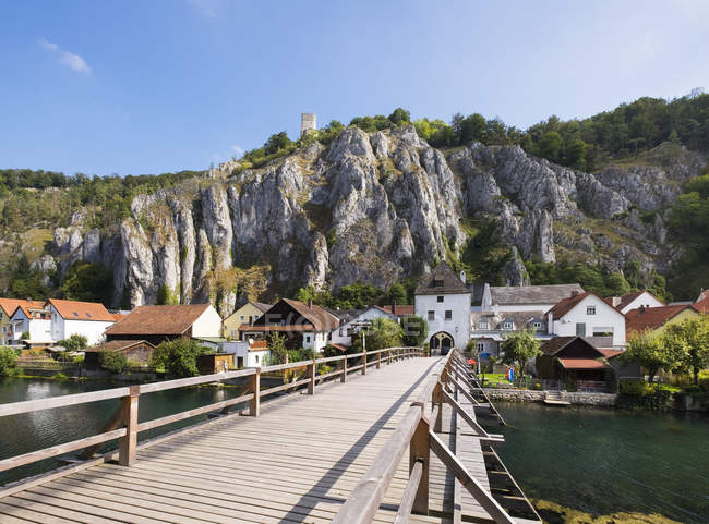Blick auf hölzerne Seebrücke über Wasser gegen Felsen am Tag — Stockfoto