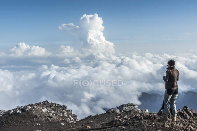 Італія, Сицилія, жіночий альпініст виглядає від 2700 метрів висоти з нових дощ і грозових хмар (Cumulonimbus), понад морські, набряки хмара вежі, вулкан tna, східному фланзі — стокове фото