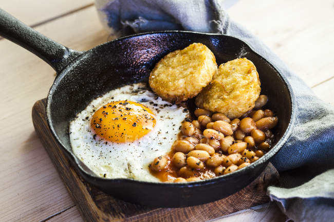 Fresh cooked english breakfast on pan — Stock Photo
