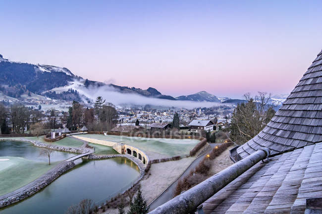 Австрия, Тироль, Обюэль, вид на город при утреннем свете — стоковое фото