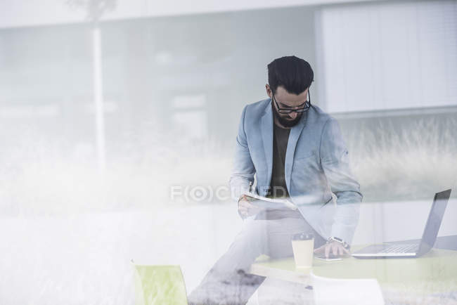 Porträt eines jungen Geschäftsmannes mit Smartphone — Stockfoto