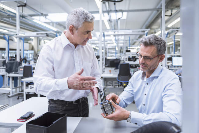Managers discussing product — Stock Photo