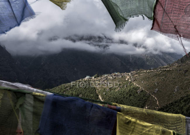 Nepal, Himalaya, Khumbu, Everest region, prayer flags in mountains — Stock Photo