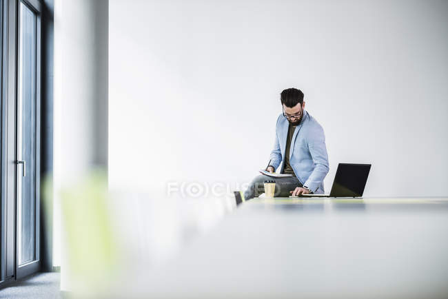 Porträt eines jungen Geschäftsmannes mit Laptop — Stockfoto