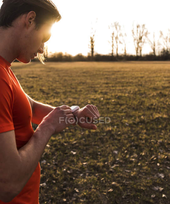 Куповані портрет молодої людини за допомогою smartwatch поля — стокове фото