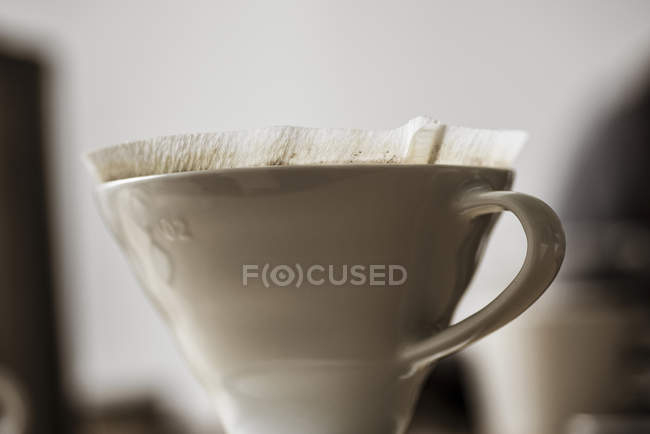 Крупным планом используемый фарфоровый фильтр кофе — стоковое фото