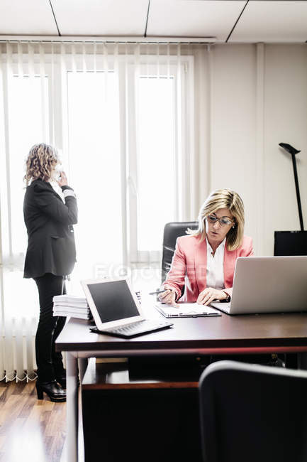 Zwei vertrauenswürdige Geschäftsfrauen im Amt — Stockfoto