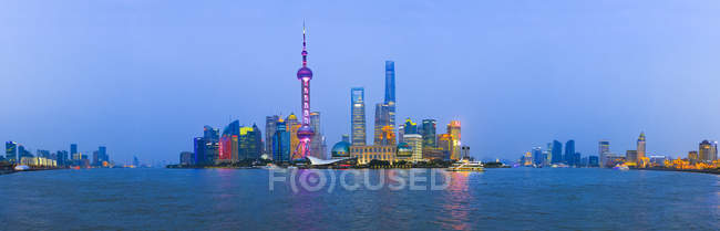Vista panorámica del paisaje urbano de Shanghai en el crepúsculo con la famosa Oriental Pearl Tv Tower, China - foto de stock