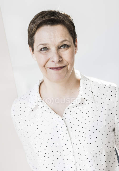 Portrait of mature smiling businesswoman looking at camera — Stock Photo