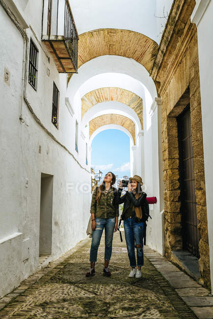 Spagna, Andalusia, Vejer de la Frontera, Giovani donne che fanno una foto per strada — Foto stock
