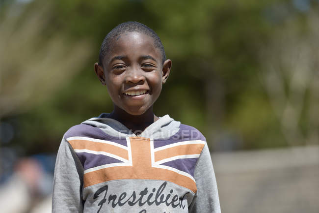 Madagaskar, Fianarantsoa, Portrait of smiling street boy — Stock Photo