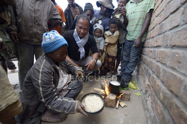 Madagascar, Fianarantsoa, Travailleur social parlant à un groupe de sans-abri — Photo de stock