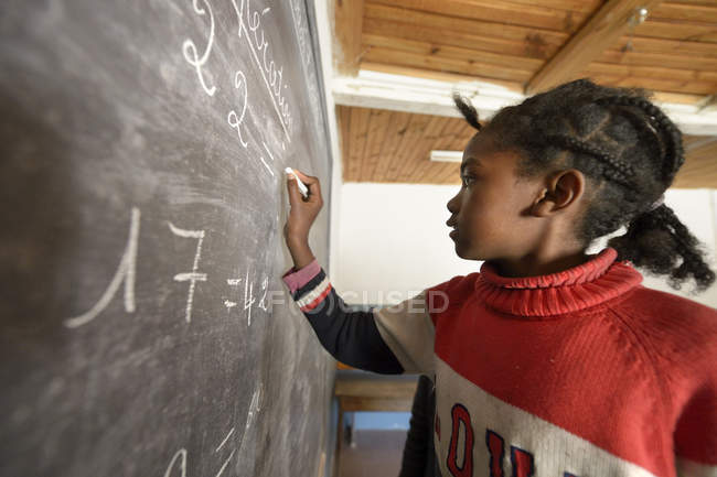 Liguaskar, Ragazza in Fianarantsoa scuola elementare calcolando alla lavagna — Foto stock