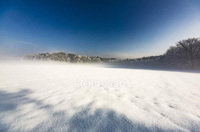 Veduta del paesaggio innevato Wintereindrcke vom Chiemsee, Bayern, Deutschland, Europa — Foto stock
