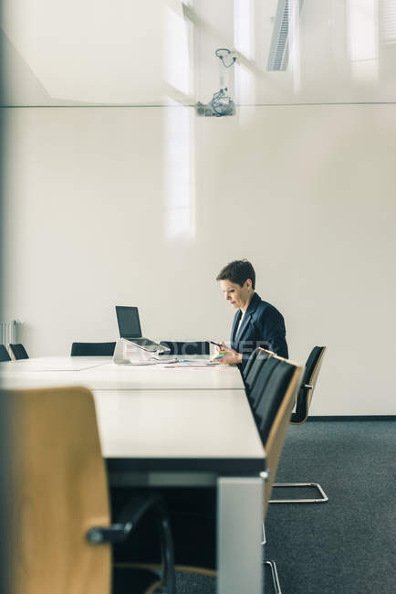 Porträt einer reifen Geschäftsfrau am Konferenztisch — Stockfoto