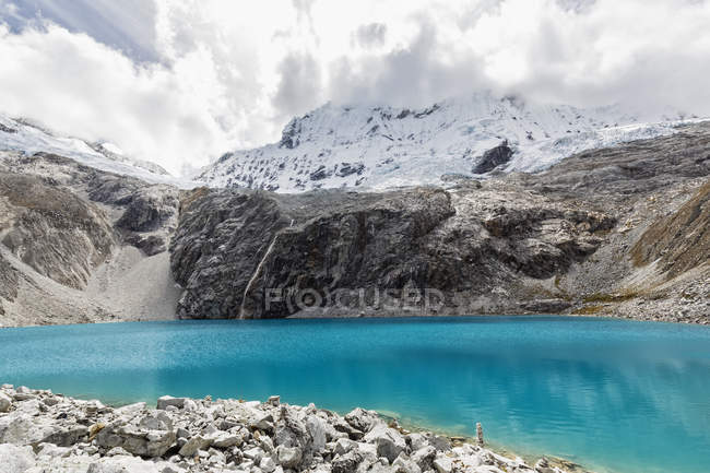 Peru, Andes, Cordilheira Blanca, Parque Nacional Huascaran, Laguna 69 e Nevado Chacraraju — Fotografia de Stock