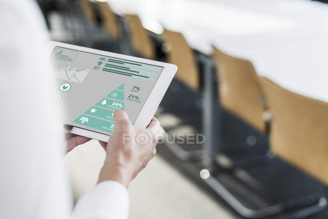 Ausgeschnittenes Porträt einer Geschäftsfrau mit Tablet und Diagramm — Stockfoto