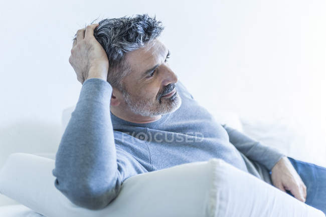Ritratto di uomo maturo sdraiato sul divano — Foto stock