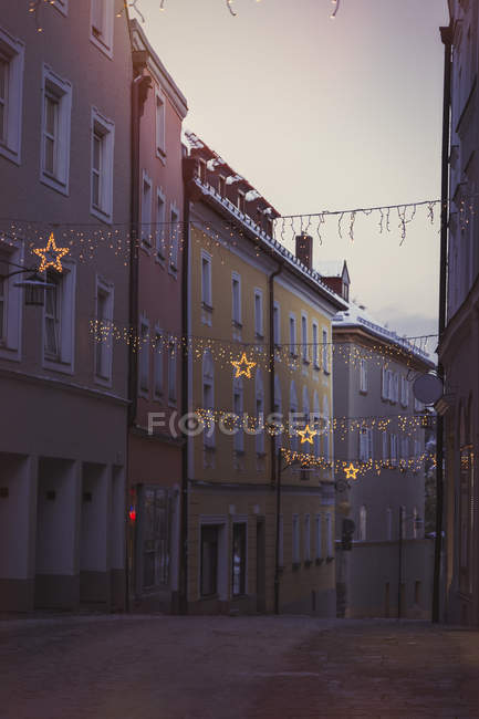 Alemanha, Passau, Iluminação de Natal entre casas na cidade velha — Fotografia de Stock
